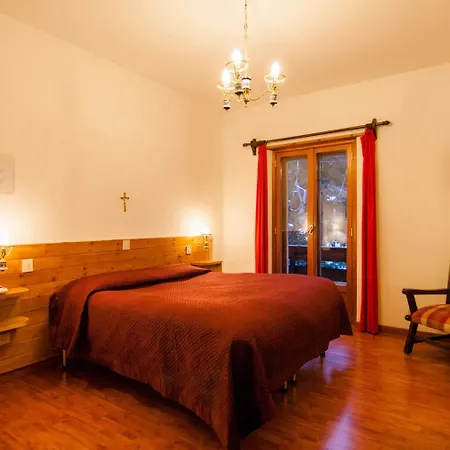 Garni Mille Pini מלון