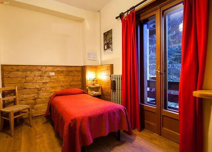 Garni Mille Pini Отель Сканно